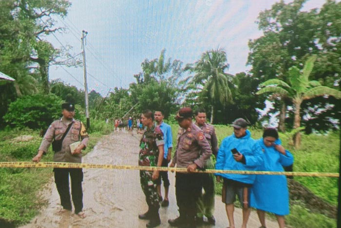 Lokasi Longsor di Negeri Siri Sori Islam, telah dipasang Police Line.