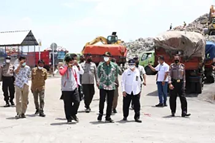 Bupati Sidoarjo Ahmad Muhdlor bersama Direktur Operasi 2 PT. PJB Rachmanoe Indarto saat berkunjung ke TPA Jabon
