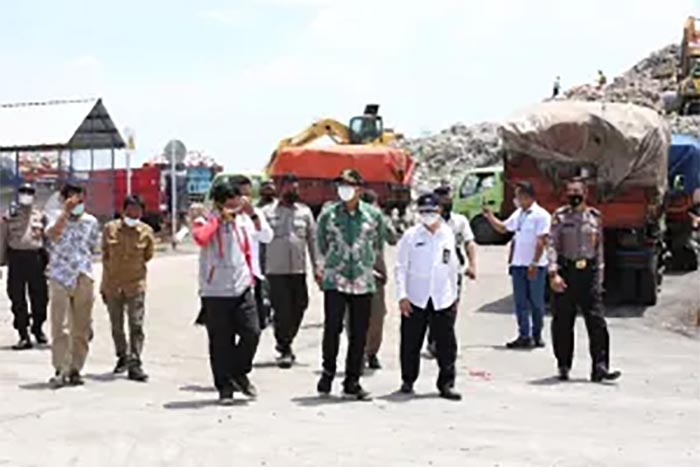 Bupati Sidoarjo Ahmad Muhdlor bersama Direktur Operasi 2 PT. PJB Rachmanoe Indarto saat berkunjung ke TPA Jabon