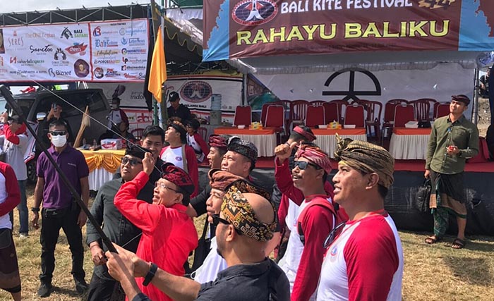 Pembukaan festival layang-layang di Padanggalak.