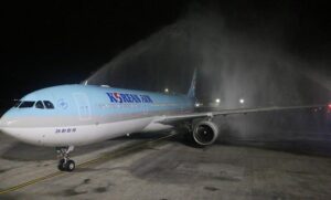 Pesawat dan penumpang perdana asal Korea Selatan disambut dengan water solute di Bandara Ngurah Rai Bali