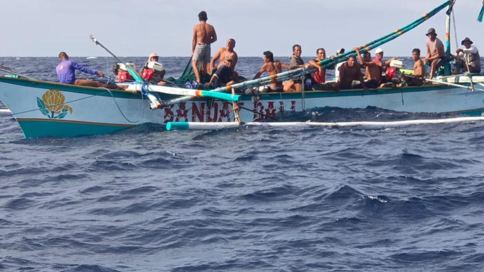 Petugas dari Basarnas sedang berupaya menolong para korban yang sedang dalam posisi terombang ambinh ombak, Jumat siang