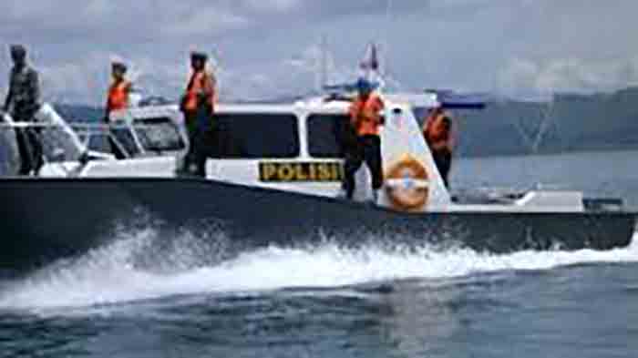 Polairud Polda Maluku bersama tim Basarnas Ambon melakukan pencarian hari kedua, nelayan warga Haruku yang hilang.