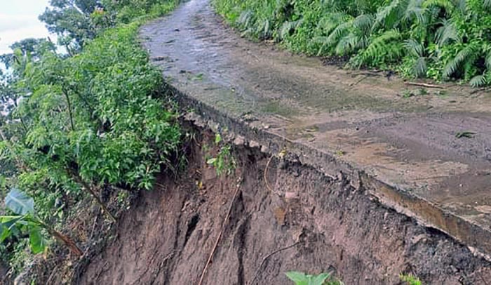 Ruas jalan Nangaroro-Keo Tengah putus total. M-006