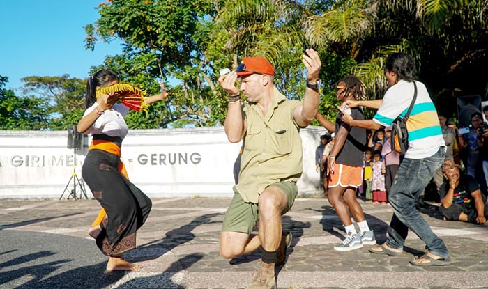 Salah seorang wisatawan asing ikut menari Tari Gandrung di Taman Kota Gerung