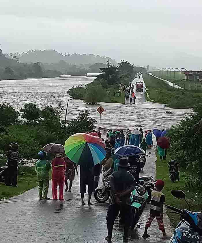 Setuasi luapan air Skula di Negeri Hattu, akibatnya akses jalan ke Kota Ambon terputus.