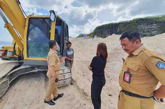 Staf Dinas LHK Badung saat melakukan peninjauan ke lokasi