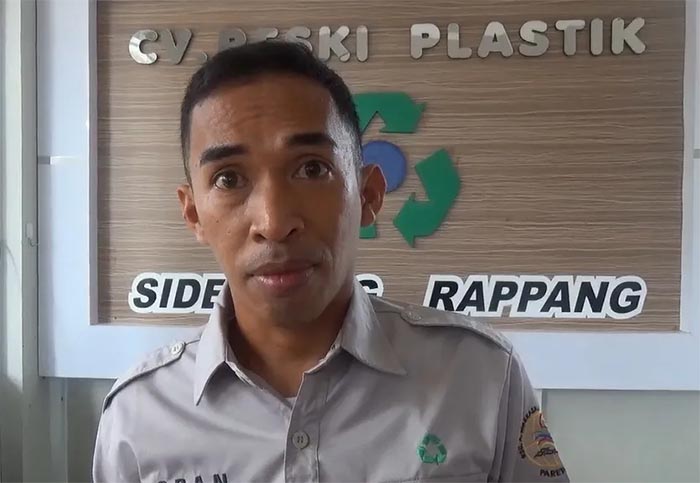 Topan, Pengusaha Daur Ulang Plastik di Sidrap.