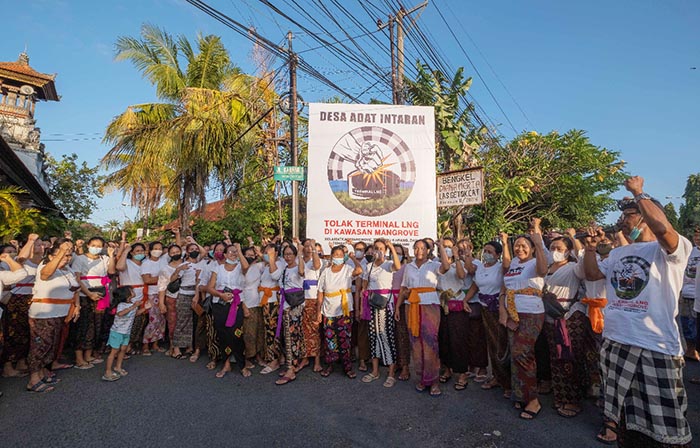 Tujuh Banjar Pasang Baliho Tolak Pembangunan Terminal LNG