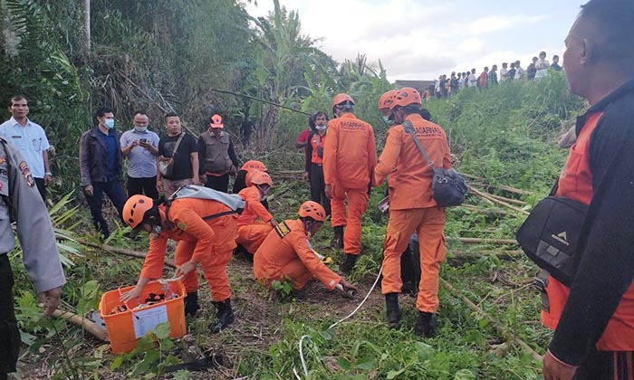 Petugas sedang evakuasi seorang pelajar di Klungkung yang jatuh ke dalam jurang 40 meter, Rabu (20/7/2022).