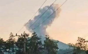 Gunung Raung erupsi