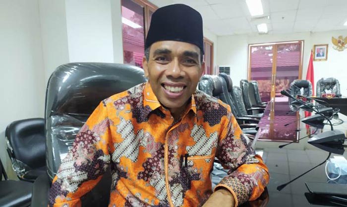 Keputusan pemerintah menghapus tenaga honorer disikapi serius, Ketua Komisi I DPRD Provinsi Maluku, Amir Rumra.