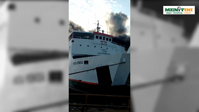 VIDEO KMP Nusa Penida Terbakar di Pelabuhan Dukuh Raya NTB