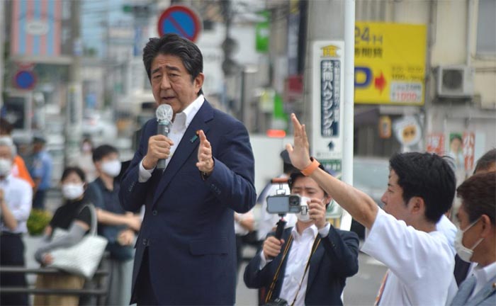 Mantan Perdana Menteri Jepang Shinzo Abe saat kampanye untuk kandidat anggota partainya.