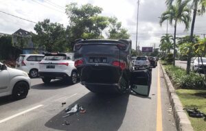 Honda Mobilio Terjungkal di Sunset Road