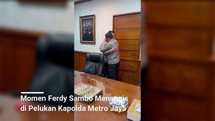 VIDEO: Moment Ferdy Sambo Menangis di Pelukan Kapolda Metro Jaya