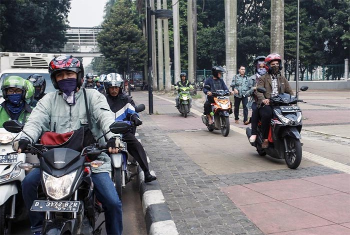 Saat jalanan macet, banyak pemotor yang naik ke trotoar jalan.