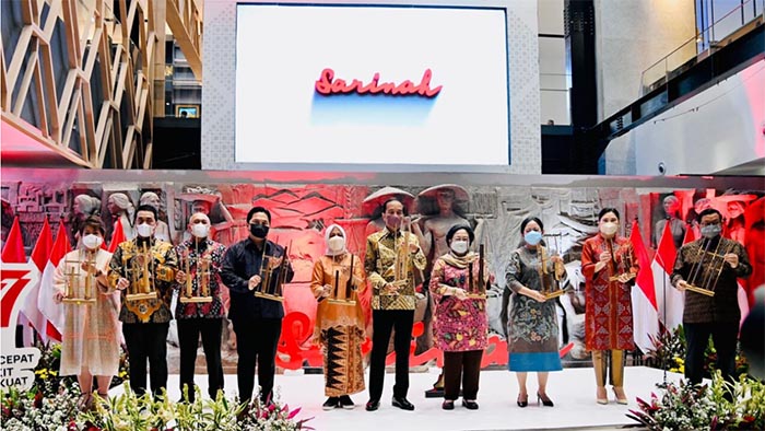 Presiden Joko Widodo didampingi Ibu Iriana Joko Widodo meresmikan transformasi Sarinah di Sarinah, Jakarta, pada Kamis, 14 Juli 2022