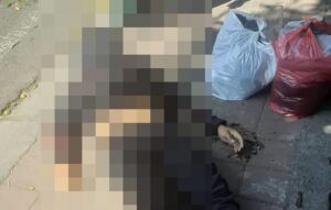 petugas mengevakuasi jasad korban