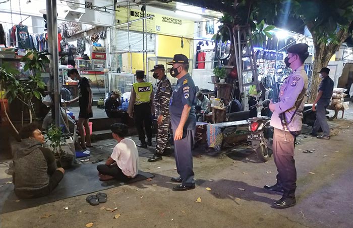 Polisi Razia Preman dan Penjual Miras di Pelabuhan Benoa