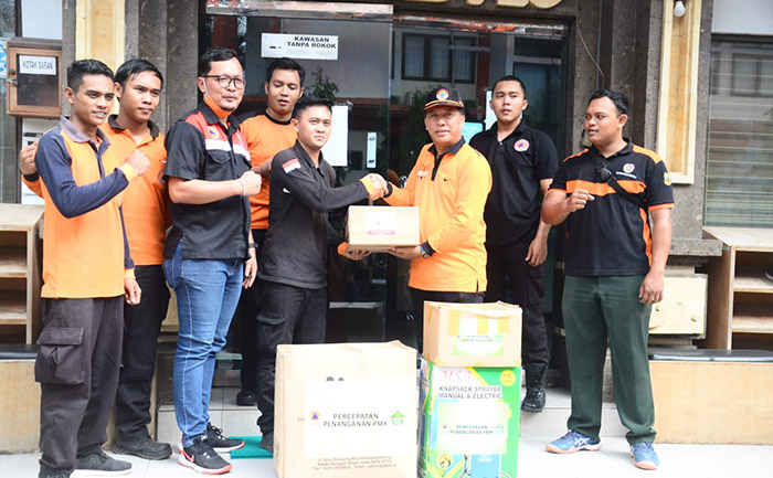 Petugas Satgas PMK Bali menyerahkan secara simbolis berbagai logistik ke Satgas PMK Kabupaten, Minggu (10/7/2022). M-006
