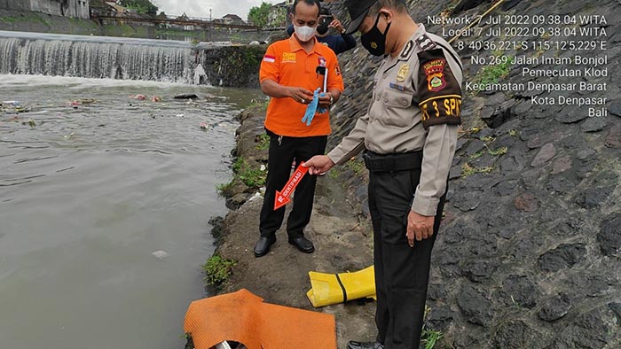 polisi melakukan identifikasi