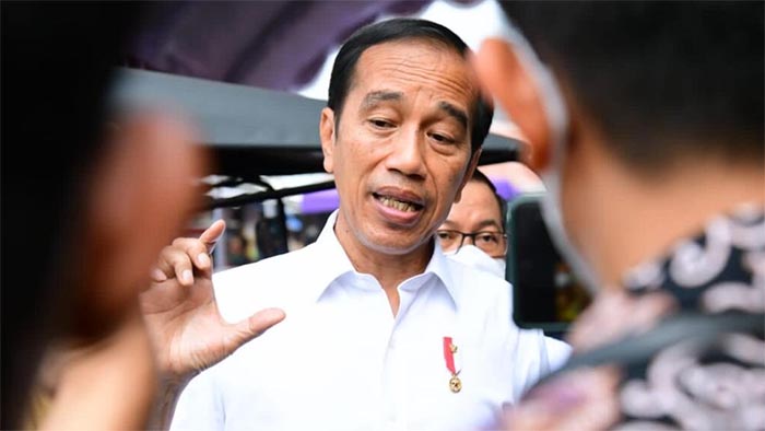 Presiden Joko Widodo memberikan keterangannya usai menyerahkan bantuan sosial di Pasar Sukamandi, Kabupaten Subang, Selasa, 12 Juli 2022. Foto: BPMI Setpres/Muchlis Jr