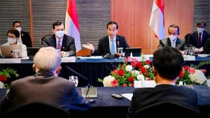 Presiden Joko Widodo menghadiri pertemuan dengan CEO perusahaan-perusahaan Korea Selatan di Lotte Hotel, Seoul, pada Kamis pagi, 28 Juli 2022.