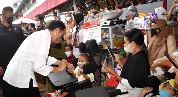 Presiden Jokowi membagikan sembako di pasar peterongan