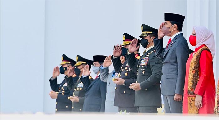 Presiden Joko Widodo bertindak sebagai inspektur upacara dalam Prasetya Perwira (Praspa) TNI-Polri tahun 2022 yang digelar di halaman Istana Merdeka, Jakarta, pada Kamis, 14 Juli 2022.