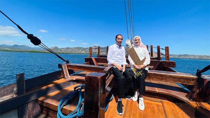 Presiden Joko Widodo berfoto bersama Ibu Iriana Joko Widodo di atas kapal pinisi saat melakukan perjalanan menuju Pulau Rinca, Kabupaten Manggarai Barat. Foto: BPMI Setpres/Laily Rachev