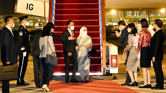 Presiden Joko Widodo dan Ibu Iriana Joko Widodo beserta delegasi tiba di Beijing Capital International Airport, Beijing, Republik Rakyat Tiongkok (RRT) pada Senin, 25 Juli 2022 sekitar pukul 21.37 Waktu Setempat (WS).