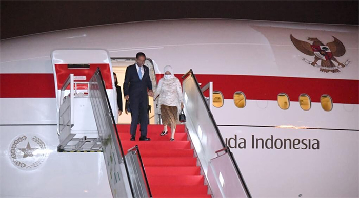 Presiden Joko Widodo dan Ibu Iriana Joko Widodo beserta rombongan tiba di Bandara Internasional Soekarno-Hatta, Tangerang, pada Jumat dini hari, 29 Juli 2022, setelah melakukan kunjungan kerja ke tiga negara di kawasan Asia Timur yaitu Republik Rakyat Tiongkok (RRT), Jepang, dan Korea Selatan.