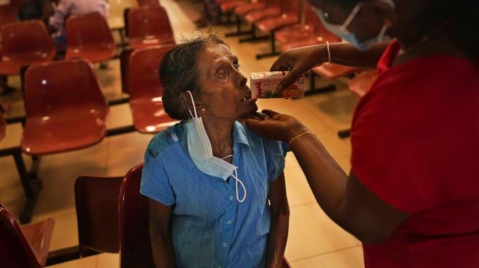 Warga Sri Lanka menunggu perawatan medis di tengah krisis ekonomi yang membuat pasokan obat-obatan langka (foto: dok. AP/Eranga Jayawardena)