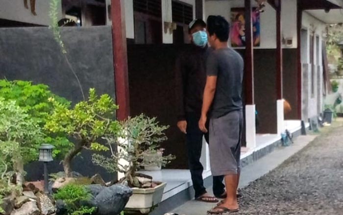 Pria terduga pelaku mengenakan masker.