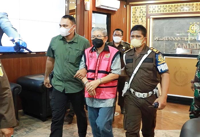 Tersangka perkara PT Krakatau Steel dilakukan penahanan. (foto: ist)