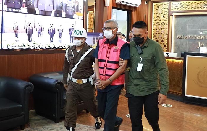 Tersangka perkara PT Krakatau Steel dilakukan penahanan. (foto: ist)