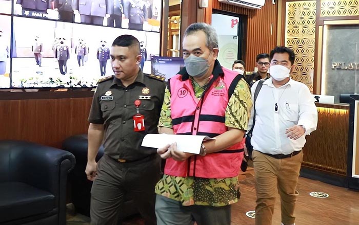 Tersangka perkara PT Krakatau Steel dilakukan penahanan. (foto: ist)
