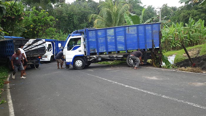 truk nahas nyemplung sawah dievakuasi