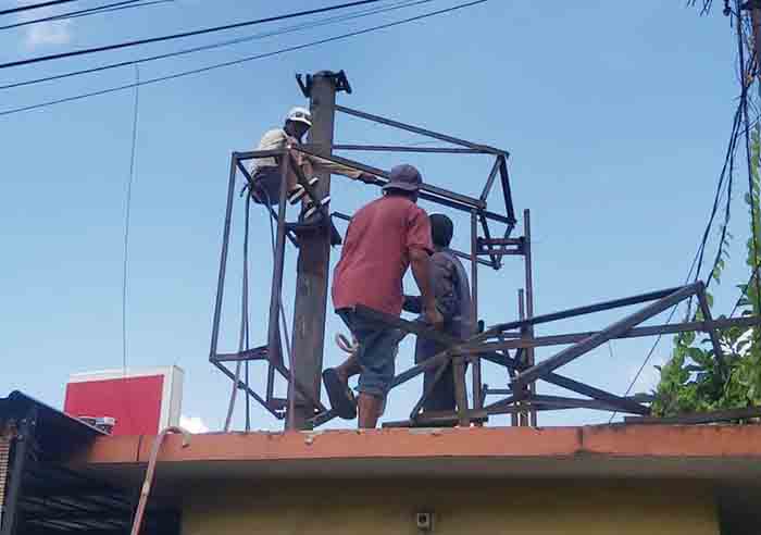 Petugas Satpol PP Badung saat melakukan penurunan sejumlah billboard yang tidak terurus