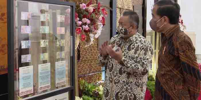 Gubernur BI Perry Warjiyo bersama Presiden RI Joko Widodo saat peluncuran uang kertas emisi 2022.