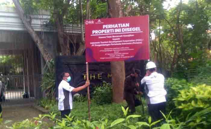 Petugas ITDC memasang papan penyegelan di lokasi property (M-IST)