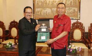 Bupati Ende Djafar Achmad saat bertemu Cok Ace, Senin sore