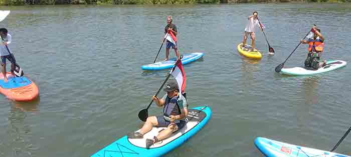 Bupati Jembrana, Nengah Tamba mencoba atrasi Stand Up Paddle di Sungai Soan Desa Budeng, Selasa (16/8)