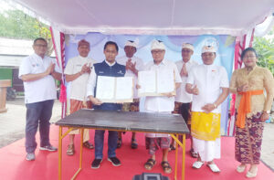 Wakil Ketua DPRD Badung bersama anggota, saat menyaksikan serah terima mesin pencacah sampah 'Monster Sampah' dari PT PP ke pengelola TPST-3R Seminyak.