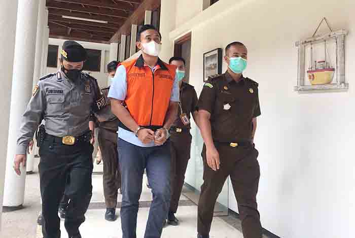 Dewa Gede Radhea pakai rompi orange menuju tahanan Kejati Bali