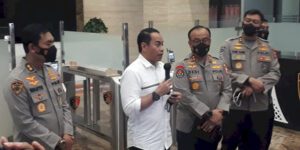Direktur Tindak Pidana Umum (Dirtipidum) Bareskrim Polri Brigjen Andi Rian Djajadi (baju putih) saat menyampaikan perkembangan penyidikan tewasnya Brigadir