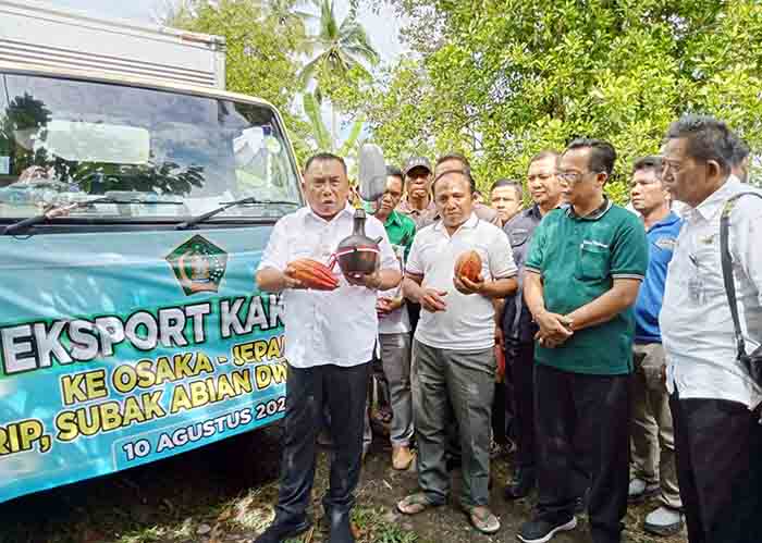 Bupati Jembrana I Nengah Tamba melepas pengiriman 2 ton biji kakao fermentasi dari Unit Pengolahan Hasil (UPH) Amerta Urip Subak Abian Dwi Mekar Desa Pohsanten Kecamatan Mendoyo Kabupaten Jembrana menuju Osaka Jepang, Rabu (10/8/2022).