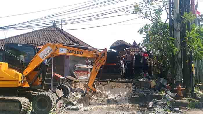 Suasana di sekitar lahan yang dibongkar untuk pelebaran jalan akses KTT G20