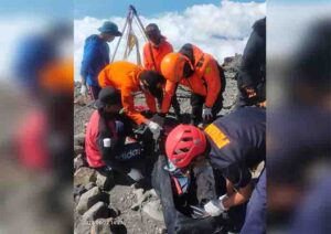 Proses pengangkatan jenazah Boaz Tan Anak, warga Portugis yang jatuh dari puncak Rinjani, Senin (22/8/2022).
